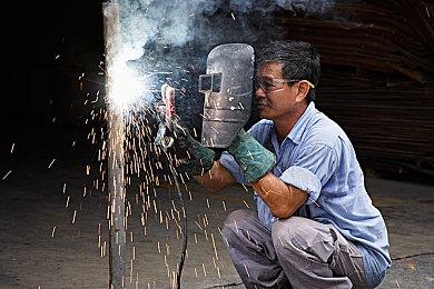 《模拟山羊3》制作花絮公开 工作人员逼真模拟山羊动作